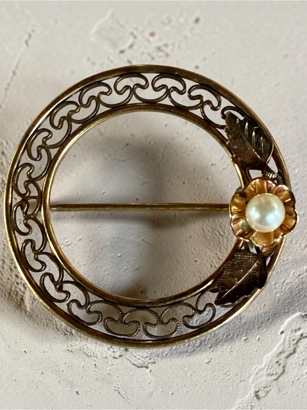 Vintage Gold-Tone Floral Pearl Circle Brooch - Elegant Women’s Jewelry